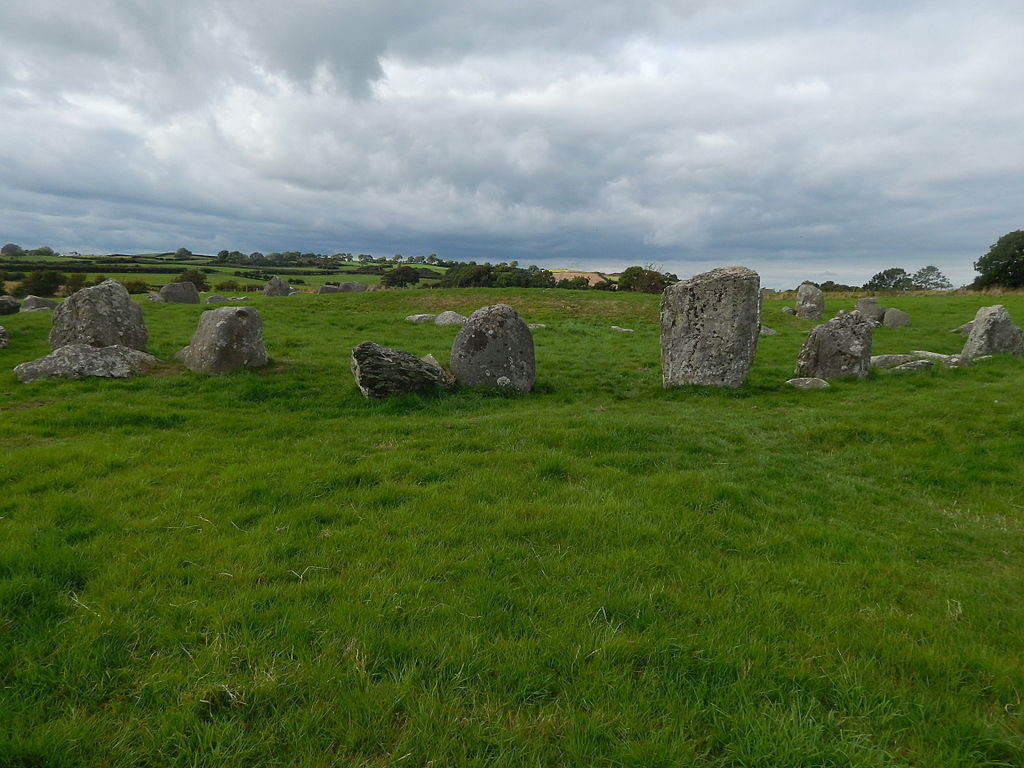 "4 Ballynoe Stone Circle 1" by Irishdeltaforceis licensed under CC BY-SA 3.0.