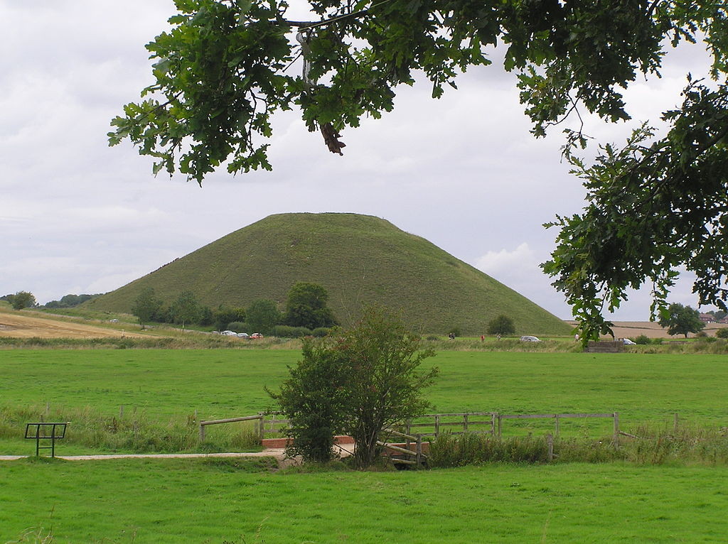 "Silbury Hill,nr.Avebury" by Dave Yatesis licensed under CC BY-SA 3.0.