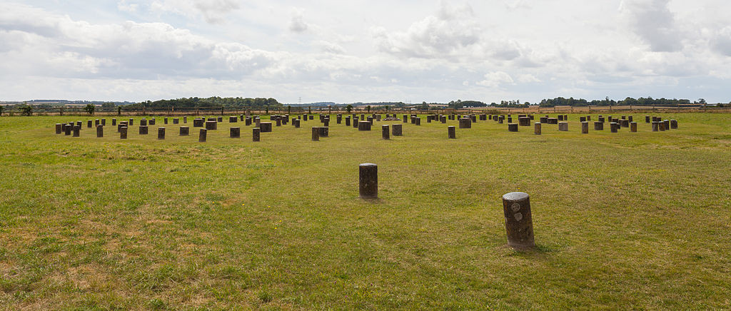 "Woodhenge, Wiltshire, Inglaterra, 2014-08-12" by Diego Delsois licensed under CC BY-SA 3.0.